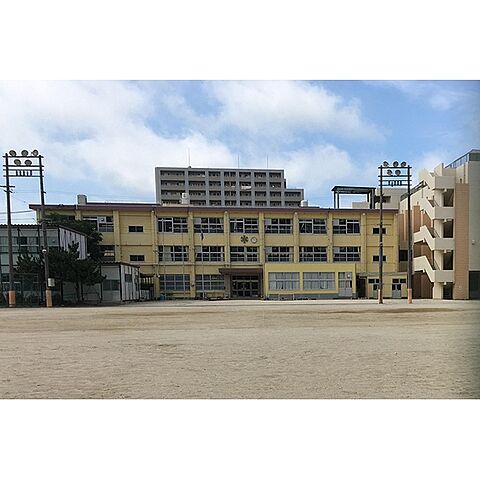 小学校「福岡市立草ケ江小学校まで793ｍ」