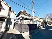 両面道路の開放感が魅力的。隣地と距離があり、ゆったりとした生活を。通風の良い気持ち良い住環境です。