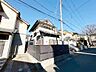 外観：両面道路の開放感が魅力的。隣地と距離があり、ゆったりとした生活を。通風の良い気持ち良い住環境です。
