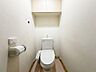 トイレ：シンプルな内装のスッキリとしたトイレです。お手入れやお掃除が、簡単にできるシンプルなデザインのトイレです。