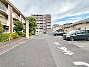 敷地内駐車場の様子です。