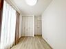 子供部屋：シンプルで落ち着きのある寝室。プライベートな時間を大切にできる、心地よい空間です。