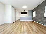 一面エコカラットの広々とした開放感のあるリビングルームは家族の憩いの場に最適です。収納スペースも充実しており、スッキリとした暮らしが叶います。