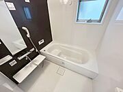 浴室乾燥付きが嬉しい浴室。雨天のお洗濯にも活躍します。大きな窓もついており、換気もしっかり行えます。広々とした浴室で足を伸ばしてリラックスできます。
