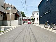 前面道路は南側6ｍ公道に面しており、道幅が広いのでゆっくりと駐車できます。