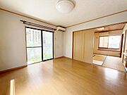 南向きの大きな窓からたっぷり陽光が差し込む明るい約12帖リビング。家族団らんやリラックスタイムに最適な開放感あふれる空間です。