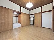 1階和室の様子約6帖のスペースで隣の和室とつなげて広くお使いいただけます！※本画像は家具をCGで消した画像であり現況とは異なる場合がございます