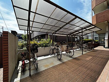 雨の日でも安心の屋根付きの駐輪場