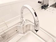 手をかざすだけで水が出るタッチレス水栓。衛生的で便利、料理や洗い物の効率もアップ。キッチンがいつも清潔で快適に使える工夫が施されています。