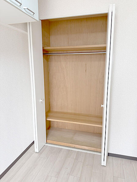 吊戸棚とクローゼットのダブル収納で、お部屋をすっきり保てます。普段使いの衣類から季節物まで収納しやすく、居住空間を有効活用できます。