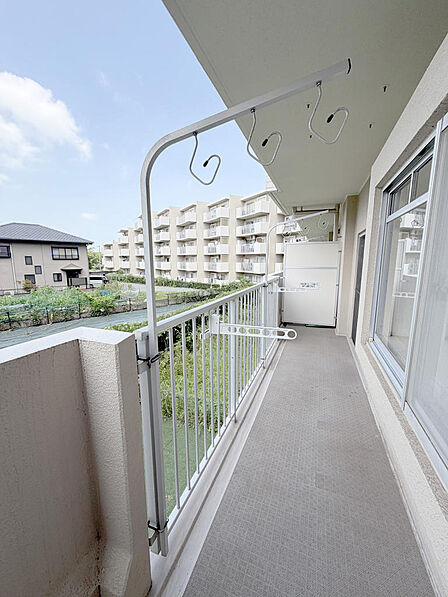 横に広がるワイドバルコニーは、洗濯物をたっぷり干せる便利なスペース。日当たりや風通しも良く、毎日のお洗濯も快適です。お部屋からの出入りもしやすく、暮らしを支えてくれる嬉しいバルコニーです。