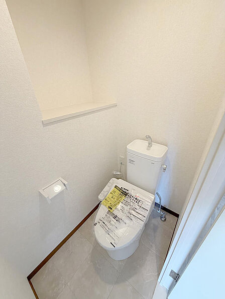 温水洗浄便座で快適・清潔なトイレ空間。家族みんなが安心して使える、清掃しやすく衛生的な設備です。