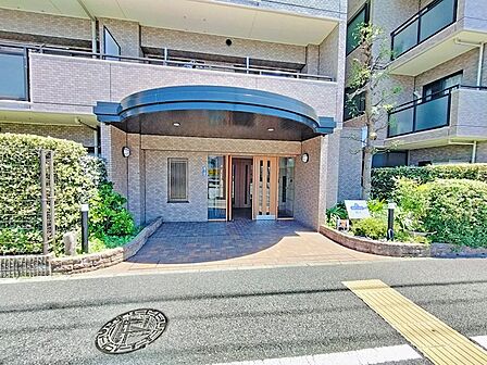 【エントランス】2022年7月に大規模修繕工事実施済みのマンションです。