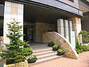 【エントランス】自然な風合いの石積みに囲まれた、温かみのあるエントランスです。