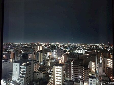 周辺に高い建物がなく、開放感を堪能できる15階からの景色。天気の良い日には、横浜ならではの美しい街並みや遠くの景色まで一望できます。