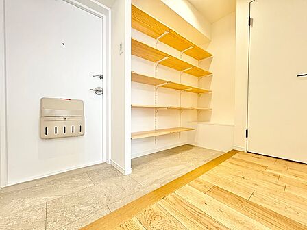 【玄関】住まう人も来客も入った時にワクワクさせてくれるオシャレな玄関!収納もたっぷりあるので、靴がたくさんあっても安心!