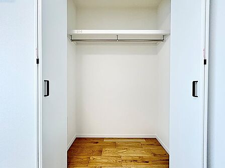 【約5.8帖洋室】ハンガーパイプに洋服を吊り下げることができるため、毎日のコーディネイトを決めやすそうです。枕棚があり、小物を分類して収納可能です。