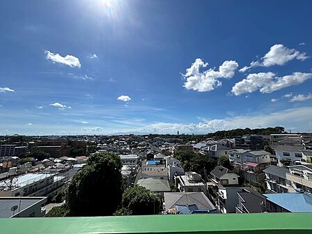 【西側眺望】角住戸につき、開放感のある眺望をお楽しみいただけます。目に優しい緑や、大空を仰ぐことができます。
