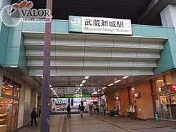 武蔵新城駅(JR 南武線) 徒歩23分。 1830m