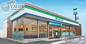 ファミリーマート横浜青木町店 徒歩5分。 350m