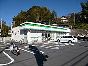 ファミリーマート 296m