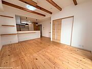 【リフォーム済】約17帖のLDKです。天井、壁のクロスを張り替えました。天井の梁を見せてお洒落にデザインされています。