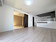リビングは和室と隣接しているので、引き戸を開けると開放感があります。