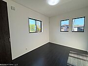 2階北側6帖洋室の別角度です。2階の居室は全て窓が2面あるので風通しの良いお部屋となっています。