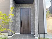 玄関上部に屋根部分があるので、雨の日に傘を開閉する時や鍵の施錠を落ち着いて行えます。