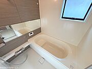 浴室乾燥機付きのバスルームです。雨の日、夜間の洗濯を乾かすことができます。