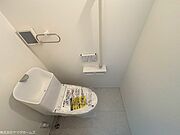 1階トイレです。温水洗浄便座付きでトイレは2階にもございます。