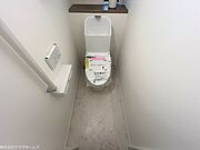 1階トイレです。温水洗浄便座でトイレは2階にもございます。