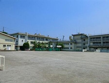 長沢中学校 約970m
