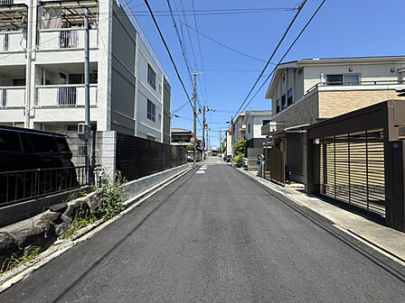 物件の東側前面道路（南側から）［2026年5月10日撮影］