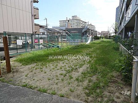 敷地に隣接する『古曽部町2丁目さるびあ児童遊園』