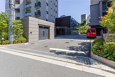 駐車場の出入り口。ゴミステーションは24時間ゴミ出しが可能です。