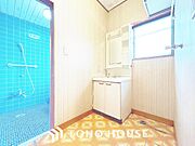 シンプルだからこそ使いやすい。スタンダードなデザインの洗面ボウルは清潔感あるオフホワイトです。