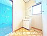 洗面：シンプルだからこそ使いやすい。スタンダードなデザインの洗面ボウルは清潔感あるオフホワイトです。