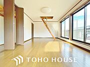 屋根裏収納はあると嬉しい大空間です。季節家電やキャンプ用品などを収納するのに非常に助かります。