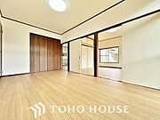 奥行きあるクローゼットを採用。衣装ケースや、掃除機といった物を収納できるような造りになっております。