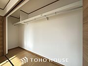 居室にはクローゼットを完備し、自由度の高い家具の配置が叶うシンプルな空間です。