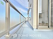 暖かい陽ざしが差込むバルコニーは、晴れた日には、洗濯物が良く乾きます。また、風通しも良好です。