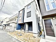 太陽に愛された邸は、陽当り通風に優れた魅力的で快適さを追求した邸宅です。（奥が本邸宅です）