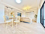 家族が自然と集まる明るいリビング。広々とした空間で豊かな時間をお過ごしください。