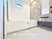 一日の疲れを癒すための心地よいバスタイムを演出する浴室はゆとりあるサイズを採用。