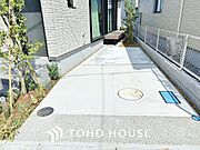 ゆったりとした駐車スペースを確保いたしましたので、大きめのお車でも駐車可能です。