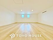 屋根裏収納はあると嬉しい大空間です。季節家電やキャンプ用品などを収納するのに非常に助かります。