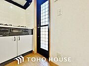 あると便利な勝手口をキッチン横に設置。生活導線が考慮されており、通気性と採光も確保されています。