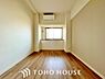 寝室：シンプルなお部屋は家具やファブリックが合わせやすいです。季節毎に模様替えをするのもいいですね。