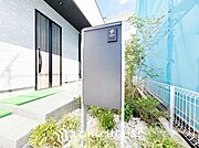 宅配ボックスは留守中でも宅配便の荷物が受け取れる為昼間の受け取りが困難な共働き世帯に需要が高い設備。
